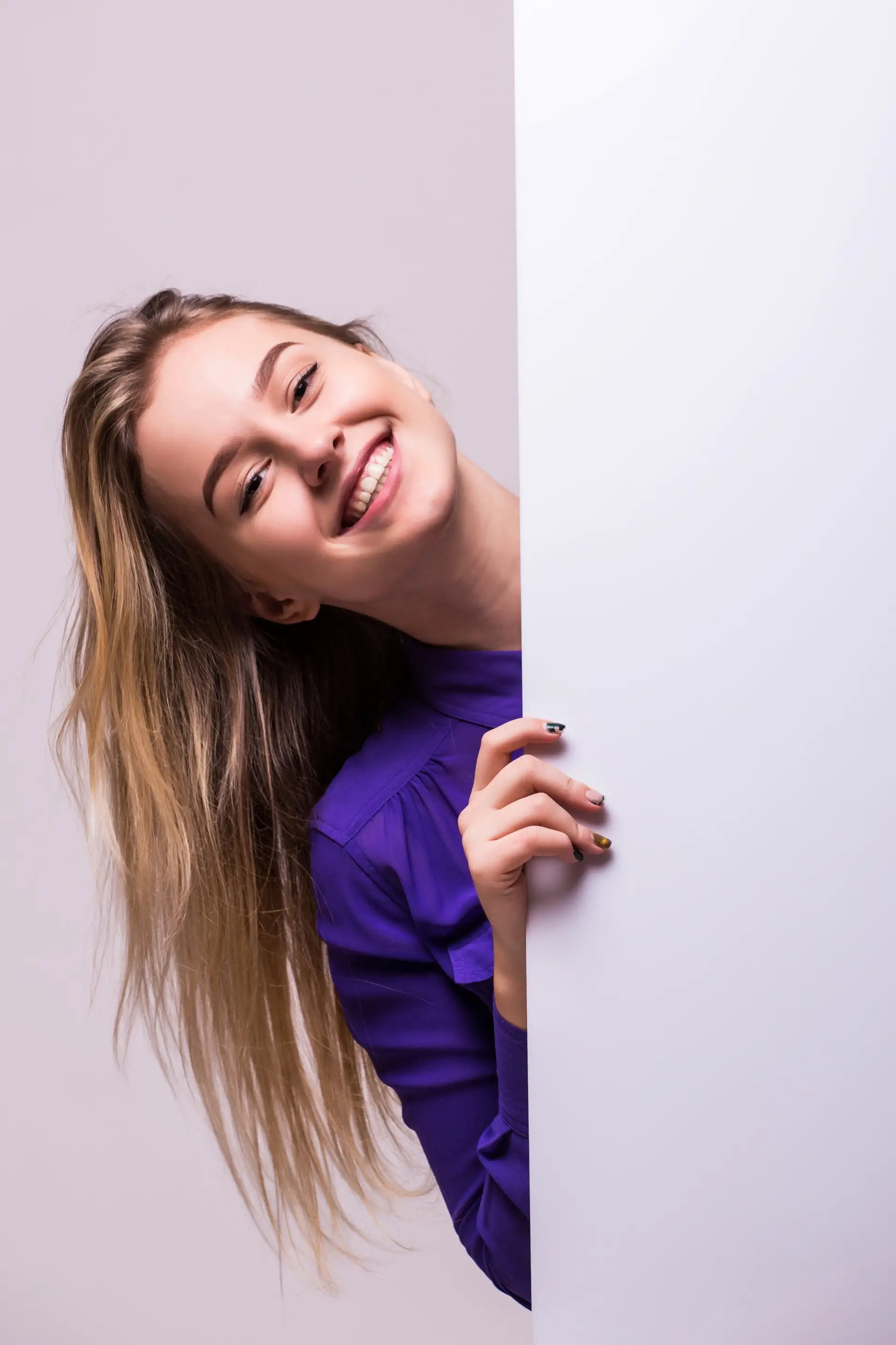 hermosa-mujer-sosteniendo-cartelera-en-blanco-aislada-pared-blanca