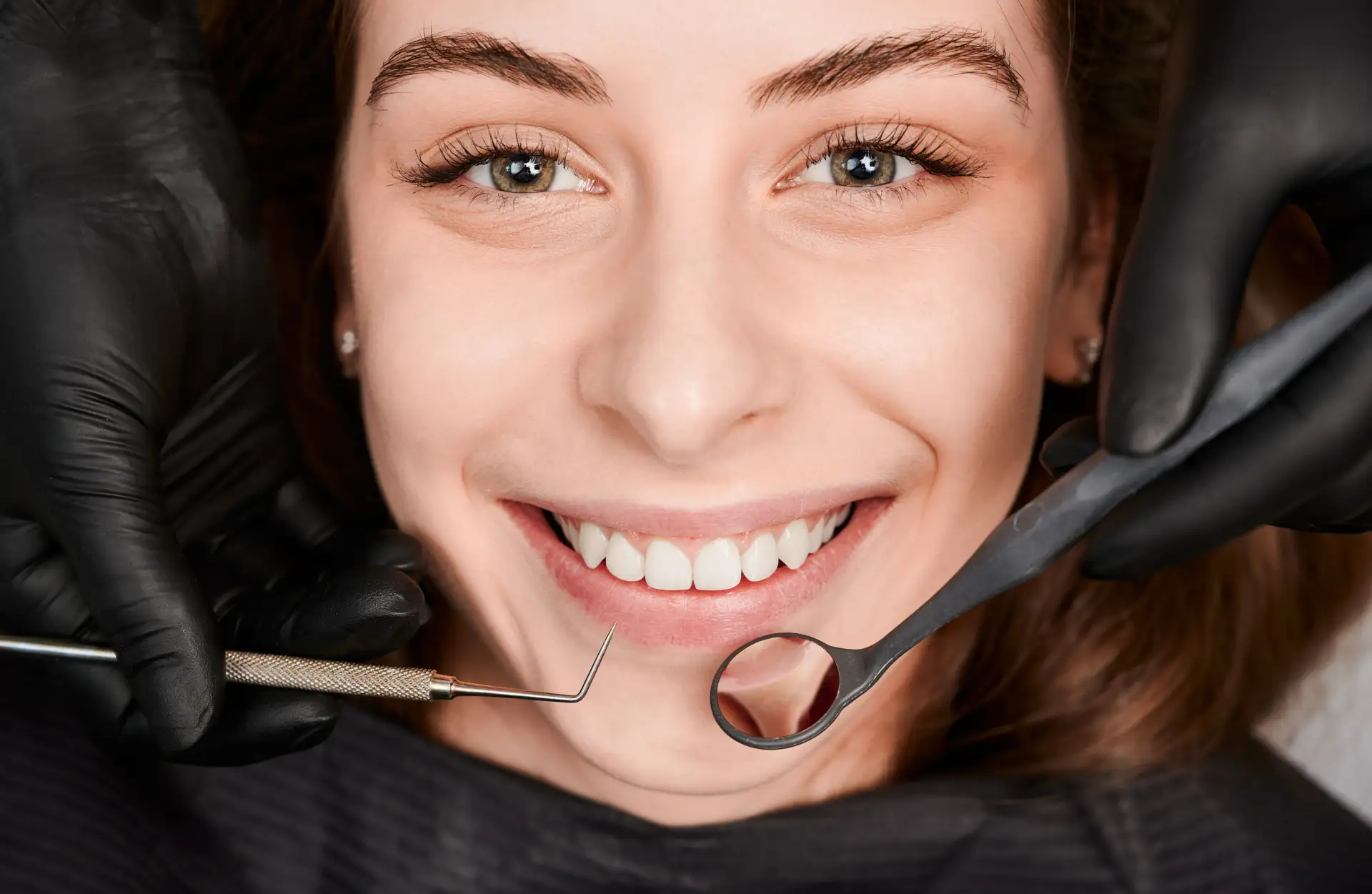 wesoła-młoda-kobieta-posiadająca-implant dentystyczny