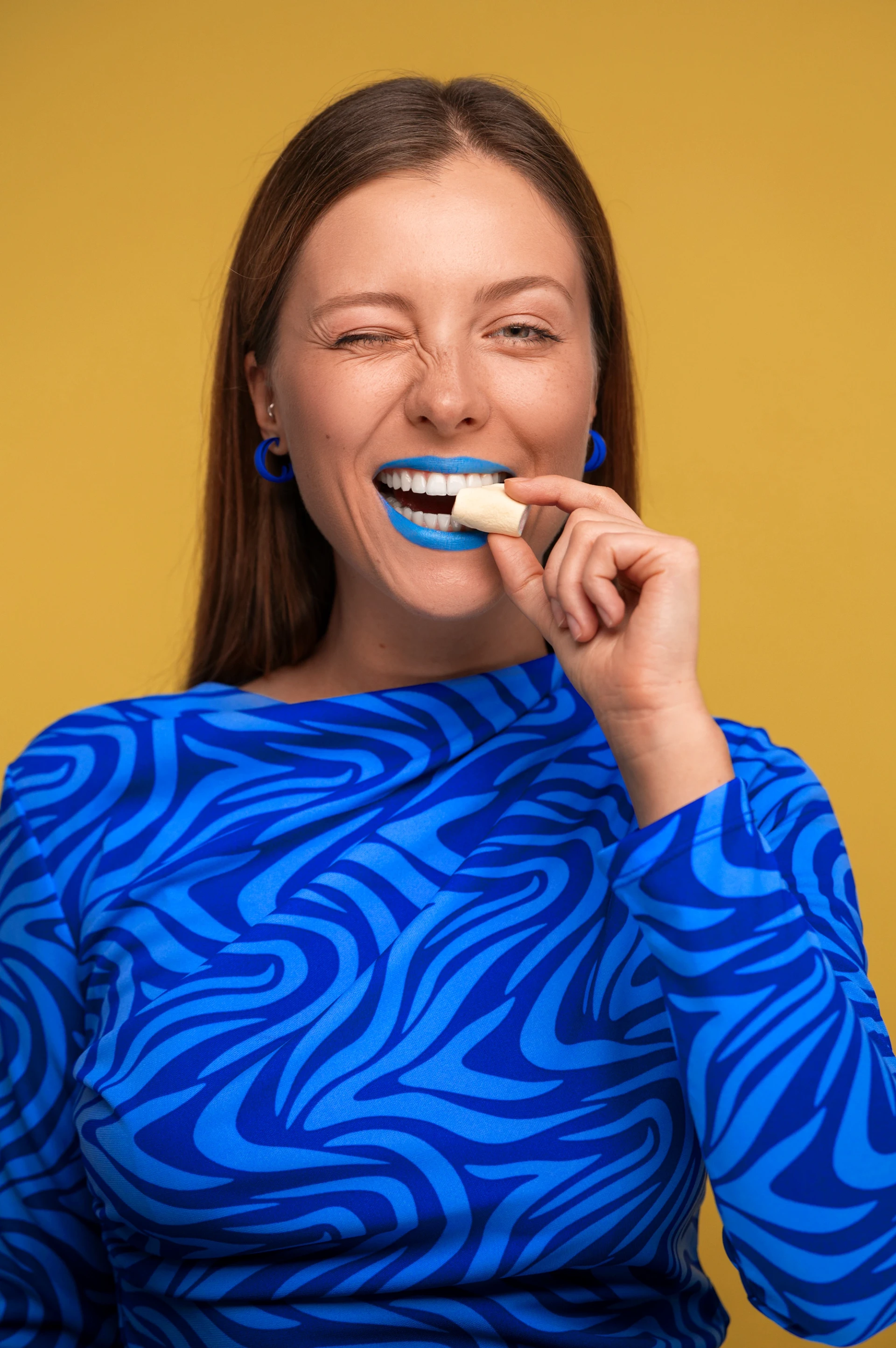 ritratto-labbra-blu-brillante-impianto-dentale