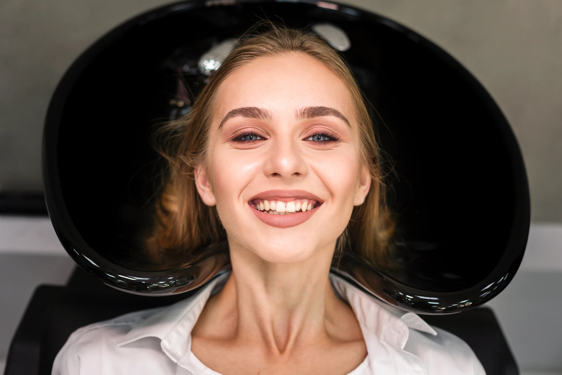 donna-bionda-che-si-lava-i-capelli